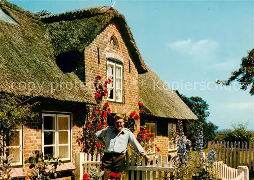 AK / Ansichtskarte 73865481 Nebel_Amrum Kammersaenger Hermann Prey vor seinem Ferienhaus am Wattenmeer Nebel Amrum