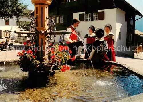 AK / Ansichtskarte  Brigels_GR Trachtengruppe in der Surselva auf dem Dorfplatz Brunnen 