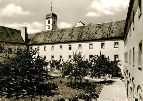 AK / Ansichtskarte  Wuerzburg_Bayern Karmelitenkloster Innenhof 