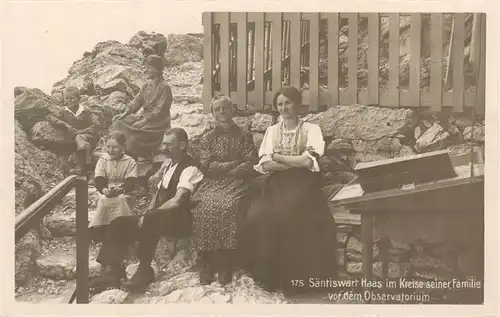 AK / Ansichtskarte  Saentis_2504m_AR Saentiswart Haas im Kreise seiner Familie vor dem Observatorium 