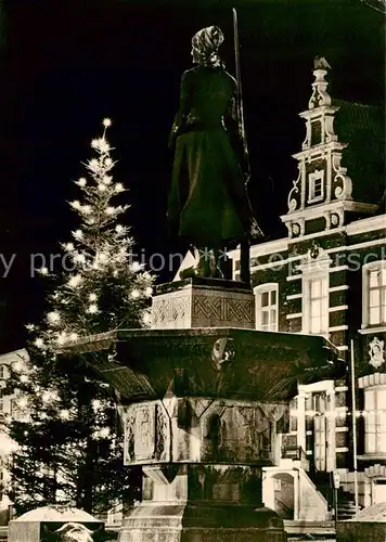 AK / Ansichtskarte 73868903 Husum__Nordfriesland Marktbrunnen zur Weihnachtszeit 