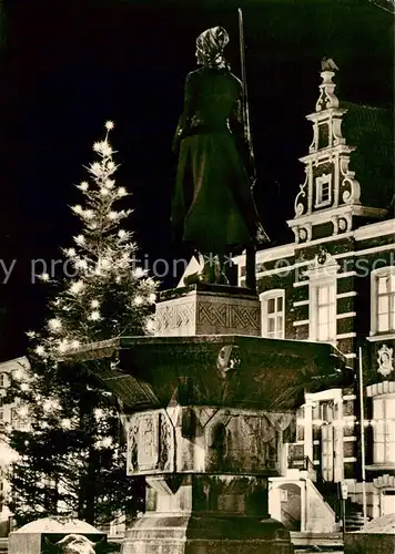 AK / Ansichtskarte  Husum__Nordfriesland Marktbrunnen zur Weihnachtszeit 