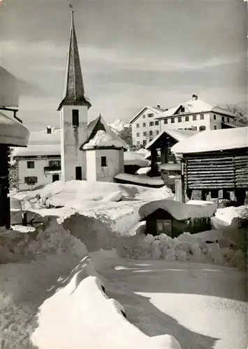 AK / Ansichtskarte  Flond_GR Dorfpartie mit Kirche im Winter 