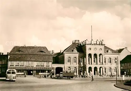 AK / Ansichtskarte  Neustrelitz Marktplatz mit Rathaus und Hotel Goldene Kugel Neustrelitz