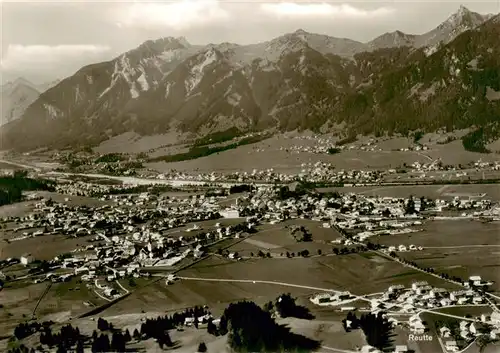 AK / Ansichtskarte  Reutte_Tirol Fliegeraufnahme mit Gaichtspitze Hahnenkamm und Schneid Reutte Tirol