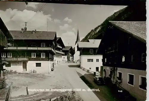 AK / Ansichtskarte 73871882 Hopfgarten_Defereggen_Tirol_AT Ortspartie mit Blick zur Kirche 