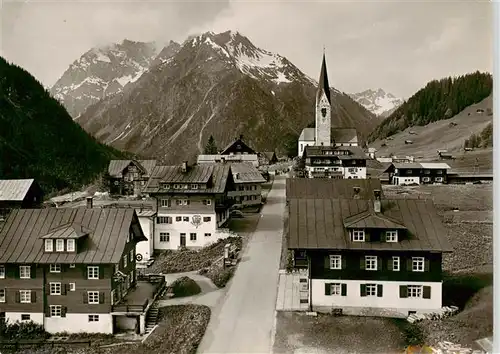 AK / Ansichtskarte 73871886 Mittelberg_Kleinwalsertal_AT Ortsansicht mit Kirche mit Blick zum Grossem Widderstein 