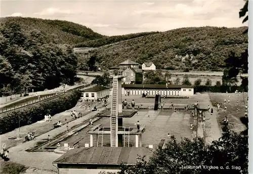 AK / Ansichtskarte 73872313 Kirchen__527m_Sieg Schwimmbad mit Sprungturm Rutschbahn und Liegewiese 