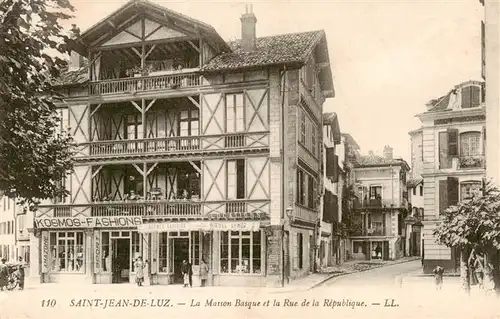 AK / Ansichtskarte  Saint-Jean-de-Luz La Maison Basque et Rue de la République Saint-Jean-de-Luz