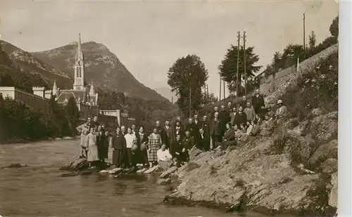 AK / Ansichtskarte  Lourdes_65 Gruppenaufnahme mit Kirche 