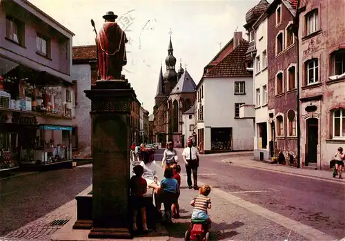 AK / Ansichtskarte 73878434 St_Wendel_Saar Strassenpartie mit Brunnen und Kirche 