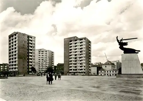 AK / Ansichtskarte  Warschau_Warszawa Theaterplatz mit dem Denkmal der Helden Warschaus 