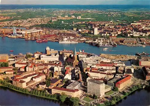 AK / Ansichtskarte  Kiel Innenstadt mit Blick auf Werften und Ostufer Fliegeraufnahme Kiel