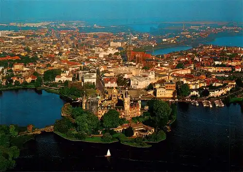 AK / Ansichtskarte  Schwerin__Mecklenburg Altstadtblick mit Schloss Fliegeraufnahme 