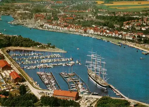 AK / Ansichtskarte 73881498 Travemuende_Ostseebad Fliegeraufnahme mit Yachthafen und Viermaster Segelschiff Travemuende_Ostseebad