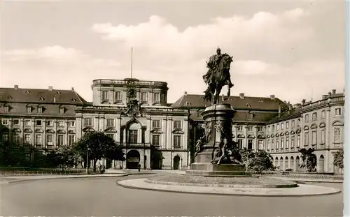 AK / Ansichtskarte 73883911 Mannheim Schloss und Kaiser Wilhelm Denkmal Mannheim