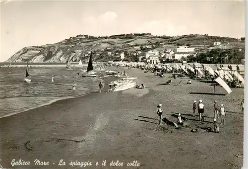 AK / Ansichtskarte  Gabicce_Mare_IT La spiaggia e il dolce colle 