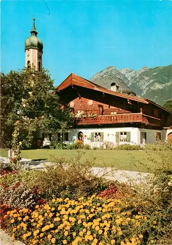 AK / Ansichtskarte  Garmisch-Partenkirchen Pfarrkirche mit altem Bauernhaus Garmisch-Partenkirchen