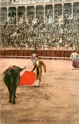 AK / Ansichtskarte  Stierkampf_Corrida_de_Toros_Bullfight Fuentes pasando de Muleta 