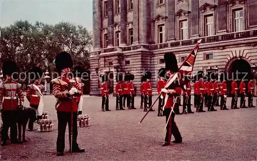 AK / Ansichtskarte  Leibgarde_Wache_Life_Guards Buckingham Palace London 