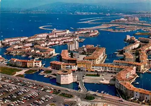AK / Ansichtskarte  Port_Grimaud_83_Var Vue panoramique aerienne Au loin les Marines de Cogolin et St Tropez 