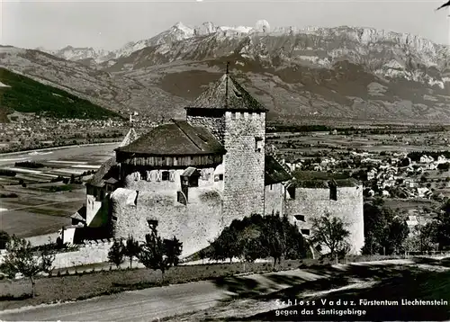 AK / Ansichtskarte  Vaduz_Liechtenstein_FL Schloss Vaduz mit Saentisgebirge 