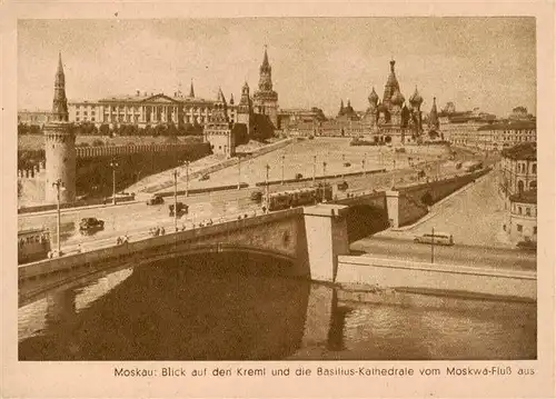 AK / Ansichtskarte  Moskau_Moscou Blick zum Kreml und auf die Basilius Kathedrale mit Moskwa Fuss Moskau Moscou