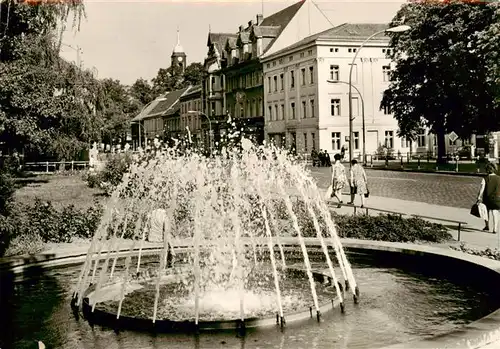 AK / Ansichtskarte 73889930 Neuruppin_Neu-Ruppin Karl Marx Strasse Springbrunnen 