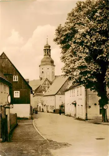 AK / Ansichtskarte  Geising_Erzgebirge Ortspartie mit Kirche Geising Erzgebirge