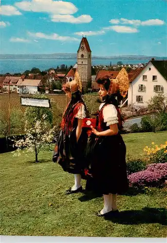 AK / Ansichtskarte  Hagnau_Bodensee Panorama mit Kirche und Trachtenmaedchen Hagnau Bodensee