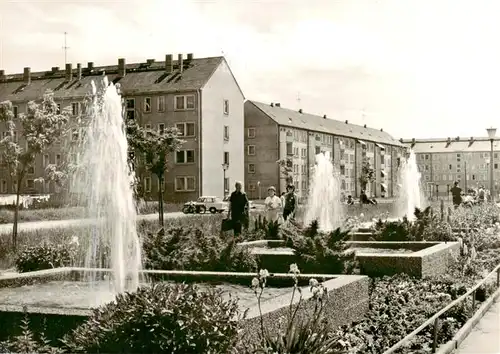 AK / Ansichtskarte 73891001 Riesa_Sachsen Neubauten an der Greifswalder Strasse Springbrunnen Riesa Sachsen