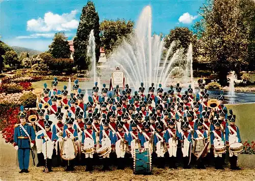 AK / Ansichtskarte 73895443 Bad_Kissingen Jugendmusikkorps in Traditionsuniform Fraenkischer Grenadiere um 1812 Parkanlagen Wasserspiele Bad_Kissingen