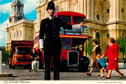 AK / Ansichtskarte 73896345 London__UK Policeman Bus 