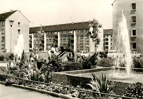 AK / Ansichtskarte 73897628 Riesa_Sachsen Neubauten an der Greifswalder Strasse Springbrunnen Riesa Sachsen