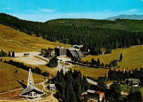 AK / Ansichtskarte 73897855 Feldberg_1450m_Schwarzwald Fliegeraufnahme mit Kirche Hotel Feldberger Hof Sessellift 