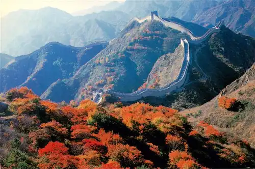 AK / Ansichtskarte 73897861 Badaling Autumn dyed the Great Wall red Badaling