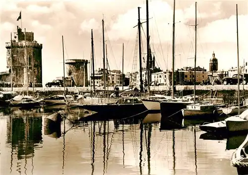 AK / Ansichtskarte  La_Rochelle_17 Le port avec les tours St Nicolas de la chaine et de la lanterne 