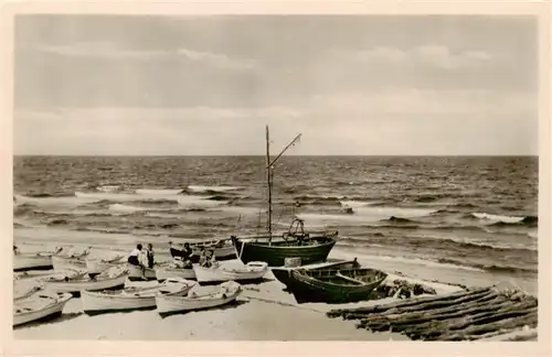 AK / Ansichtskarte 73898258 Goehren__Ostseebad_Ruegen Fischerboote am Strand 