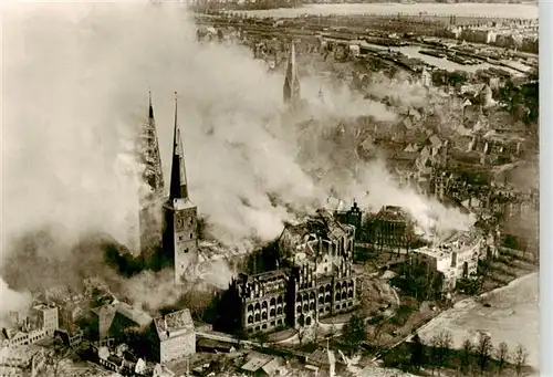 AK / Ansichtskarte  Luebeck Dom beim Luftangriff 1942  Luebeck