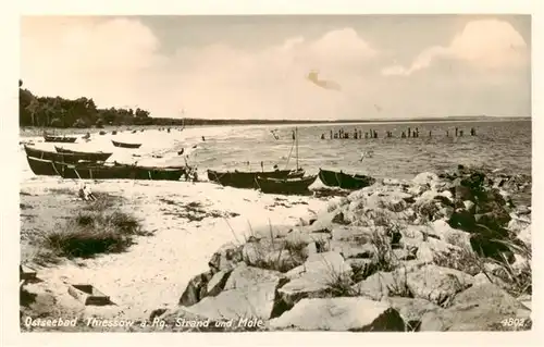 AK / Ansichtskarte  Thiessow_Ostseebad_Ruegen Strand und Mole Thiessow_Ostseebad_Ruegen