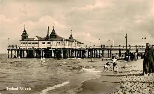 AK / Ansichtskarte  Ahlbeck_Ostseebad Strand Seebruecke Ahlbeck_Ostseebad