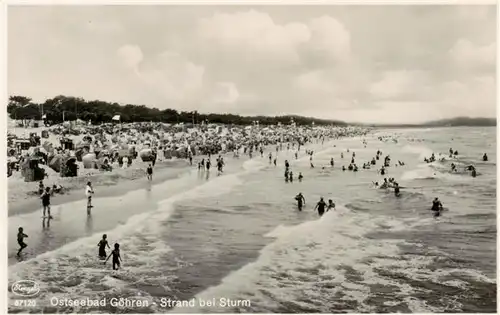 AK / Ansichtskarte  Goehren__Ostseebad_Ruegen Strand bei Brandung 