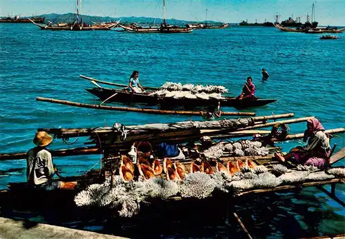 AK / Ansichtskarte 73899128 Zamboanga_City_Philippines Muslim peddlers display their wares of lovely corals and shells in their boats which they also use for transport 
