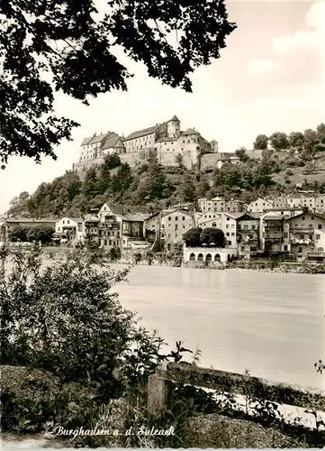 AK / Ansichtskarte 73899180 Burghausen__Salzach_Oberbayern Blick ueber den Fluss zur Burg 