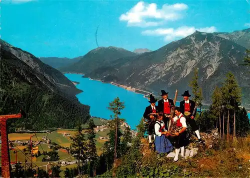 AK / Ansichtskarte  Maurach_Achensee_TiroL_AT Trachten aus Tirol Blick auf Pertisau am Achensee 