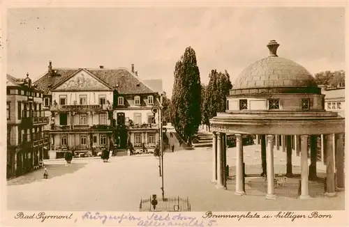 AK / Ansichtskarte  Bad_Pyrmont Brunnenplatz mit hilligen Born Bad_Pyrmont