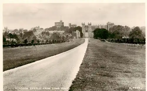 AK / Ansichtskarte 73899940 Windsor__Castle_London_UK from Long Walk 