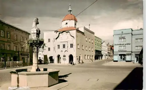 AK / Ansichtskarte  Pfarrkirchen_Niederbayern Stadtplatz Zentrum Brunnen Pfarrkirchen Niederbayern