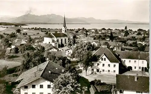 AK / Ansichtskarte  Chieming_Chiemsee Stadtpanorama mit Blick gegen Hochplatte und Kampenwand Chiemgauer Alpen Chieming Chiemsee