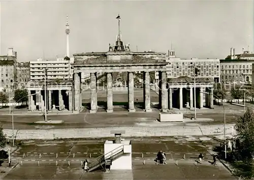 AK / Ansichtskarte  Politik_Politics_Politique Berlin Sperrmauer Brandenburger Tor 